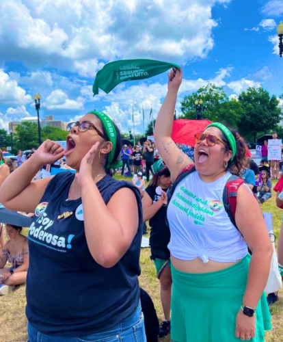 Poderosas protesting.